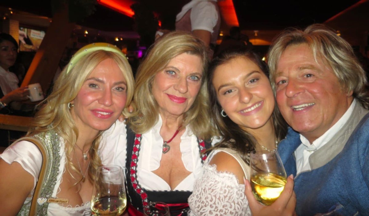 elfi_singer's tweet photo. Schön war es am Cannstatter Wasen. https://t.co/HOEvblqD6P