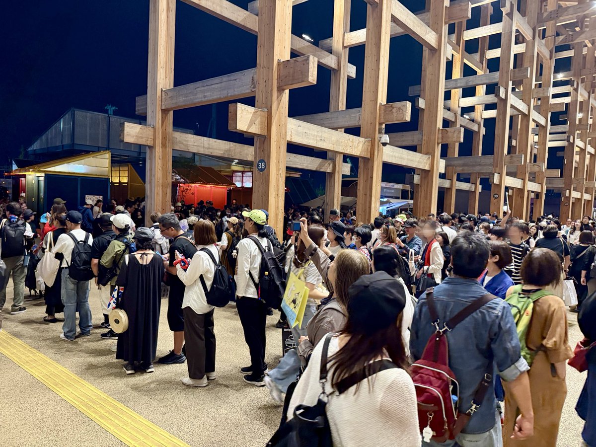 yonezawatakashi's tweet photo. 万博最終日、
みなさまへの感謝の意味を込めて、
最終盤は、"動く米澤パビリオン"は、"動かない米澤パビリオン"になりました。
500人以上の方々と握手しパシャリさせていただきました。
数時間にわたり列が途切れることなく、最後はとうとう時間切れになってしまうほどでした。(お応えすることができなかったみなさん大変申し訳ご���いませんでした。)
ひとりひとりの方と「ありがとう」と感謝の言葉を交わさせていただく何ものにも代え難い時間でした。
とてもネガティブな状況から始まった万博ではありましたが、とても愛の溢れるグランドフィナーレとなりました。
批判・誹謗中傷・炎上という窮地から、来場者のみなさんのポジティブな発信、応援を得て、徐々にイメージを回復し、ファンクラブまで立ち上がり、人気パビリオンと称されるまでになりました。
おそらくは、この「2億円トイレ」が、この大阪・関西万博が経験した状況を最も体現しており、だからこそみなさんに感情移入していただけ、親身に応援していただきみなさんとともに歩めたからこそ、この愛溢れるグランドフィナーレを迎えられたのだと感じています。
ここまで支えていただいたみなさん、ほんとうにありがとうございました。

大屋根リングの上でこれまで応援いただいておりますみなさんとともに、旅介TVさんの生中継のもと、万博のテーマソングである「この地球の続きを」を熱唱できたことも最高の思い出です。

2億円トイレは移設される方針が決まっています。
ひとまず大阪・関西万博は幕を下ろしましたが、まだまだ���の万博は終わっていません。
引き続きどうぞよろしくお願いいたします。

#大阪関西万博　#EXPO2025
#万博トイレ5　#万博2億円トイレ
#動く米澤パビリオン
#2億円トイレファンクラブ