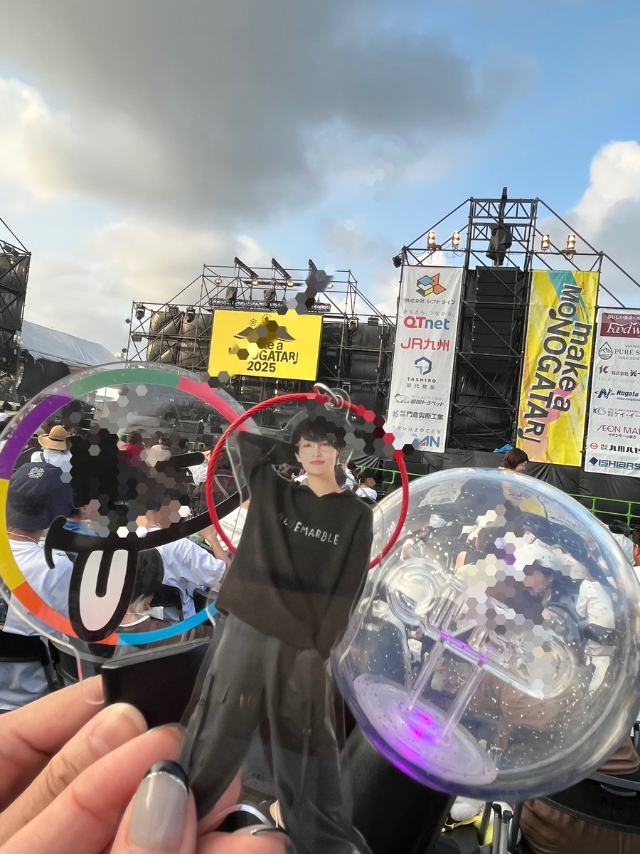 george_c_s0621's tweet photo. GENICのLiveをどうしても見たくて買ったチケットだけど、10代の頃に感動して泣けた松崎しげるさんの生歌をもう一度聴きたかった…と言うのも決断の理由
GENICの時に場所を譲って下さった湘南乃風ファンのお嬢さん達に大感謝です🥹
どのステージも花火も盛り上がりました🙌
#GENIC
#makeamonogatari2025 https://t.co/NogW5m9Eh7