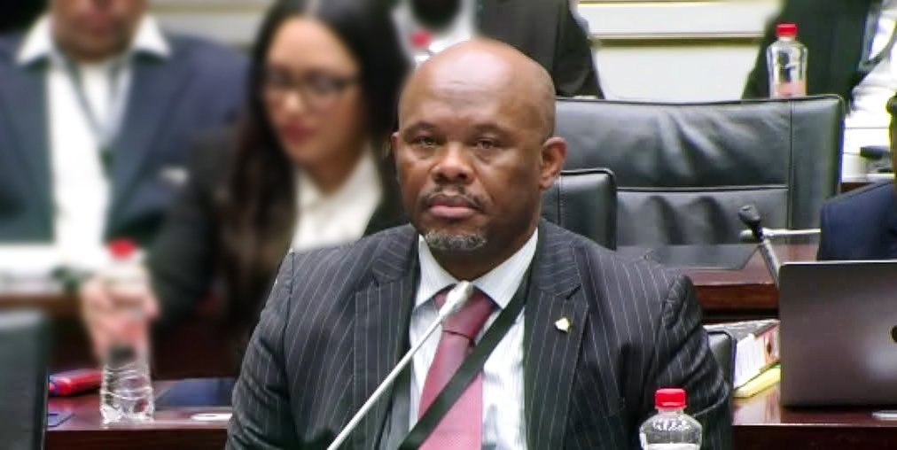 _AfricanSoil's tweet image. If you were Lt. General Shadrack Sibiya's advisor/lawyer, what would you tell him?
He's too entangled. He won't come out of this situation. There are too many matters connected to him, not just the PKTT but other serious cases.
Mina would tell him to surrender; get charged,…