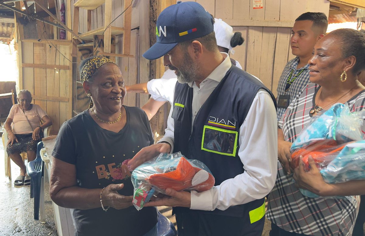 DIANColombia's tweet photo. ⚡💛 En la DIAN seguimos demostrando que cada proceso puede transformarse en bienestar y progreso para las comunidades del país.

En el departamento del Chocó, entregamos 146 plantas eléctricas a la @GobChoco por un valor aproximado de $120 millones de pesos, que beneficiarán a 146 instituciones educativas de 23 municipios. ⚙️🏫

Estas plantas representan más que energía: son luz para el aprendizaje y esperanza para cientos de niños y jóvenes chocoanos. ✨📚

Este departamento también recibirá otras mercancías avaluadas en $1.324 millones, entre prendas de vestir, calzado, bisutería, ropa interior y accesorios, reafirmando nuestro compromiso con la gestión social y el desarrollo territorial. 👕🩳🎒

Cada entrega refleja el propósito de la DIAN: convertir la legalidad en bienestar y la gestión pública en valor social. 🇨🇴💛

#DIANEnTerritorio #DonacionesDIAN