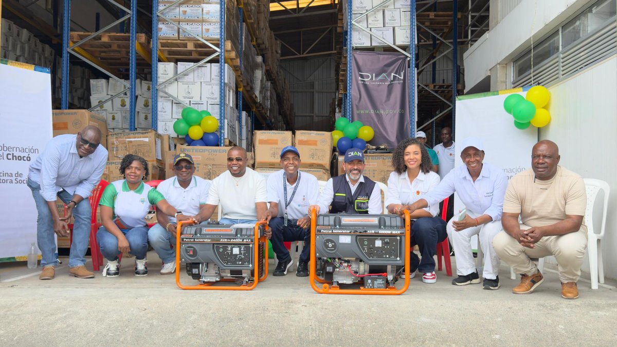 DIANColombia's tweet photo. ⚡💛 En la DIAN seguimos demostrando que cada proceso puede transformarse en bienestar y progreso para las comunidades del país.

En el departamento del Chocó, entregamos 146 plantas eléctricas a la @GobChoco por un valor aproximado de $120 millones de pesos, que beneficiarán a 146 instituciones educativas de 23 municipios. ⚙️🏫

Estas plantas representan más que energía: son luz para el aprendizaje y esperanza para cientos de niños y jóvenes chocoanos. ✨📚

Este departamento también recibirá otras mercancías avaluadas en $1.324 millones, entre prendas de vestir, calzado, bisutería, ropa interior y accesorios, reafirmando nuestro compromiso con la gestión social y el desarrollo territorial. 👕🩳🎒

Cada entrega refleja el propósito de la DIAN: convertir la legalidad en bienestar y la gestión pública en valor social. 🇨🇴💛

#DIANEnTerritorio #DonacionesDIAN