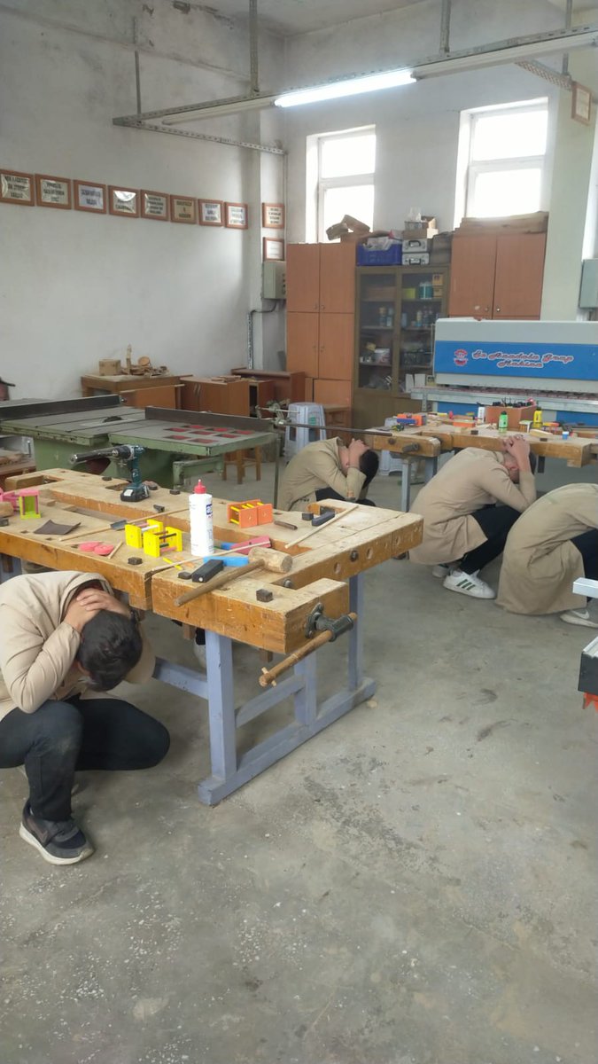 Yeşil Vatan:Benim Okulum Geleceğe ÇARE etkinlikleri kapsamında 13 Ekim Dünya Afet Risklerini Azaltma gününde il genelinde MEB AKUB ekibimiz tarafından tahliye tatbikatları düzenlendi. <a href="/tcmeb/">Millî Eğitim Bakanlığı</a> <a href="/Yusuf__Tekin/">Yusuf Tekin</a> <a href="/meb_dhgm/">Destek Hizmetleri Genel Müdürlüğü</a> <a href="/omurfatih/">Ömür Fatih Karakullukçu</a> <a href="/ozkan_meb/">Özkan AVCI</a> <a href="/mebisgb/">İşyeri Sağlık ve Güvenlik Birimi Daire Başkanlığı</a> <a href="/MetinTayarer/">Metin TAYARER🇹🇷🇹🇷🇹🇷</a> <a href="/mineaktashayta/">Mine Hayta</a>