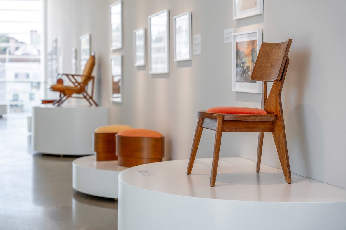Frank Lloyd Wright chair recreations feature alongside originals in Wisconsin: dezeen.com/2025/10/10/fra…
