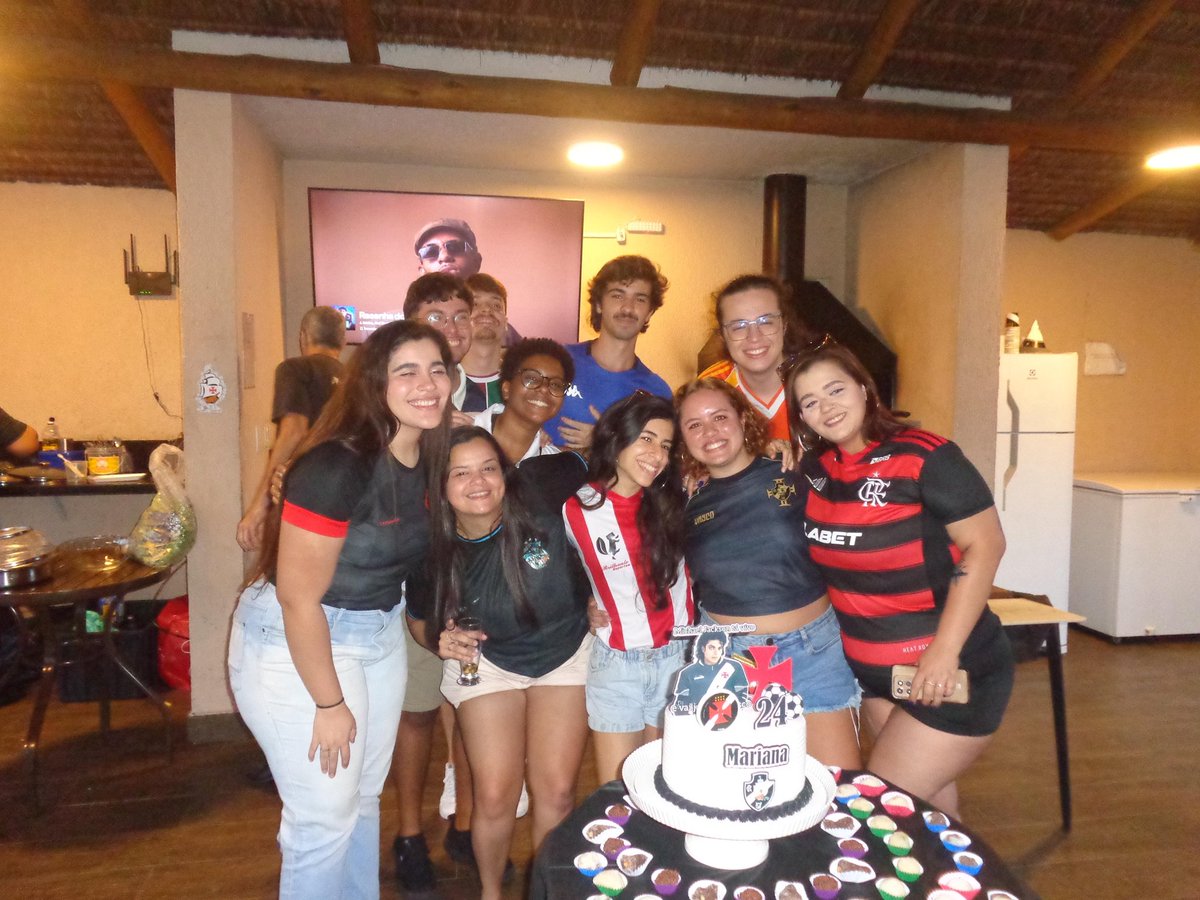 mmmaroca's tweet photo. fiz um churrasco de aniversário juntando família e amigos + próximos com o tema michael jackson e vasco e obriguei todo mundo a ir de roupa de time✨ https://t.co/JIfsmwjKx0