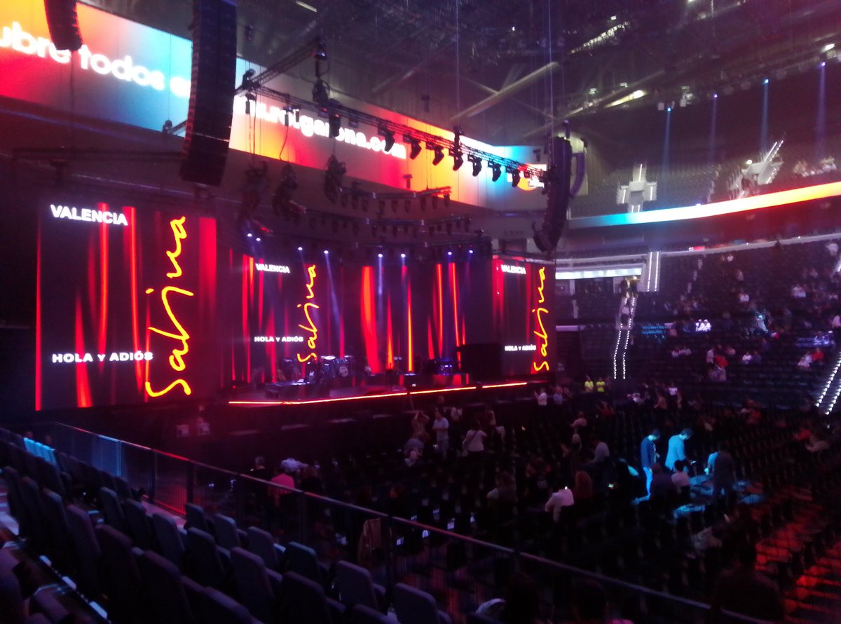 Aquí esperando al maestro Sabina en el Roig Arena e imaginándome lo que puede ser el Nuevo Mestalla 🥰