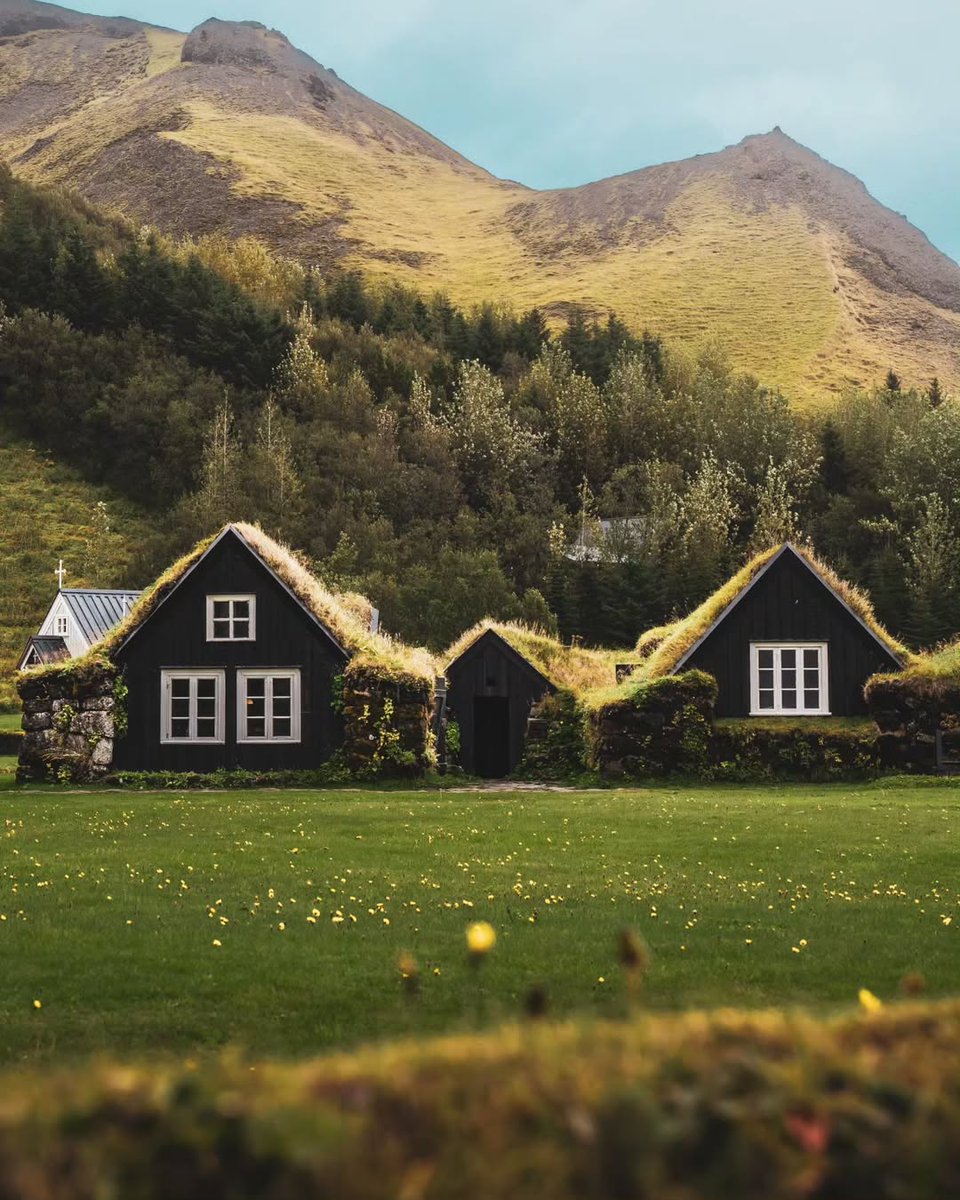 visualsofearth1's tweet photo. Old Icelandic turf houses https://t.co/ry0EldhwWZ