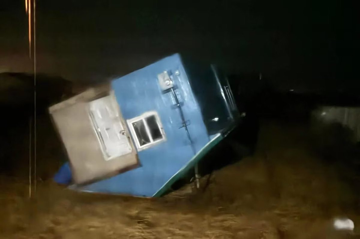 GlobalNetw33's tweet image. 🚨🇺🇸 Desastre en Alaska

El delta Yukon-Kuskokwim quedó devastado por los remanentes del tifón Halong, con vientos de 100 mph y mareas récord. Casas arrastradas, pueblos aislados y más de 20 personas desaparecidas.
#Alaska #Flooding #TyphoonHalong #BreakingNews