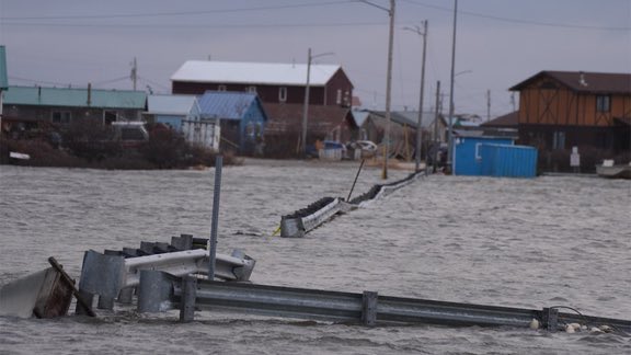 GlobalNetw33's tweet image. 🚨🇺🇸 Desastre en Alaska

El delta Yukon-Kuskokwim quedó devastado por los remanentes del tifón Halong, con vientos de 100 mph y mareas récord. Casas arrastradas, pueblos aislados y más de 20 personas desaparecidas.
#Alaska #Flooding #TyphoonHalong #BreakingNews