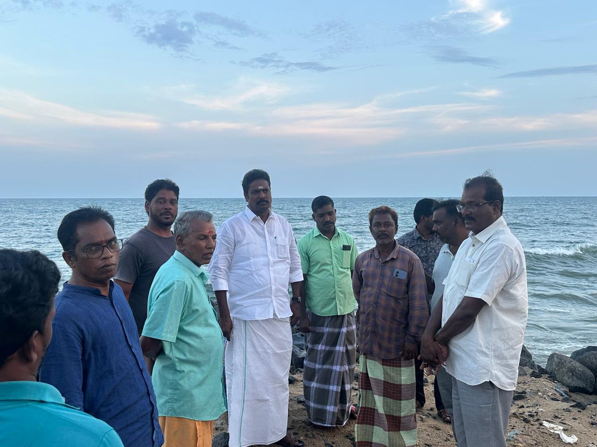 Pmlkkalapetpdy's tweet photo. காலாப்பட்டு தொகுதி சின்னக்காலாப்பட்டு மீனவ கிராமத்தில்  நடைபெறும் கடலரிப்பு தடுப்பு பணிகளை மாண்புமிகு சட்டமன்ற உறுப்பினர் திரு.P.M.L.கல்யாணசுந்தரம அவர்கள் நேரில் பார்வையிட்டு அப்பகுதி மக்களிடம் மேலும் செய்ய வேண்டிய பணிகள் தொடர்பாக அதிகாரிகளுடன் ஆலோசனை மேற்கொண்டான். https://t.co/BZBqW7Mm4q