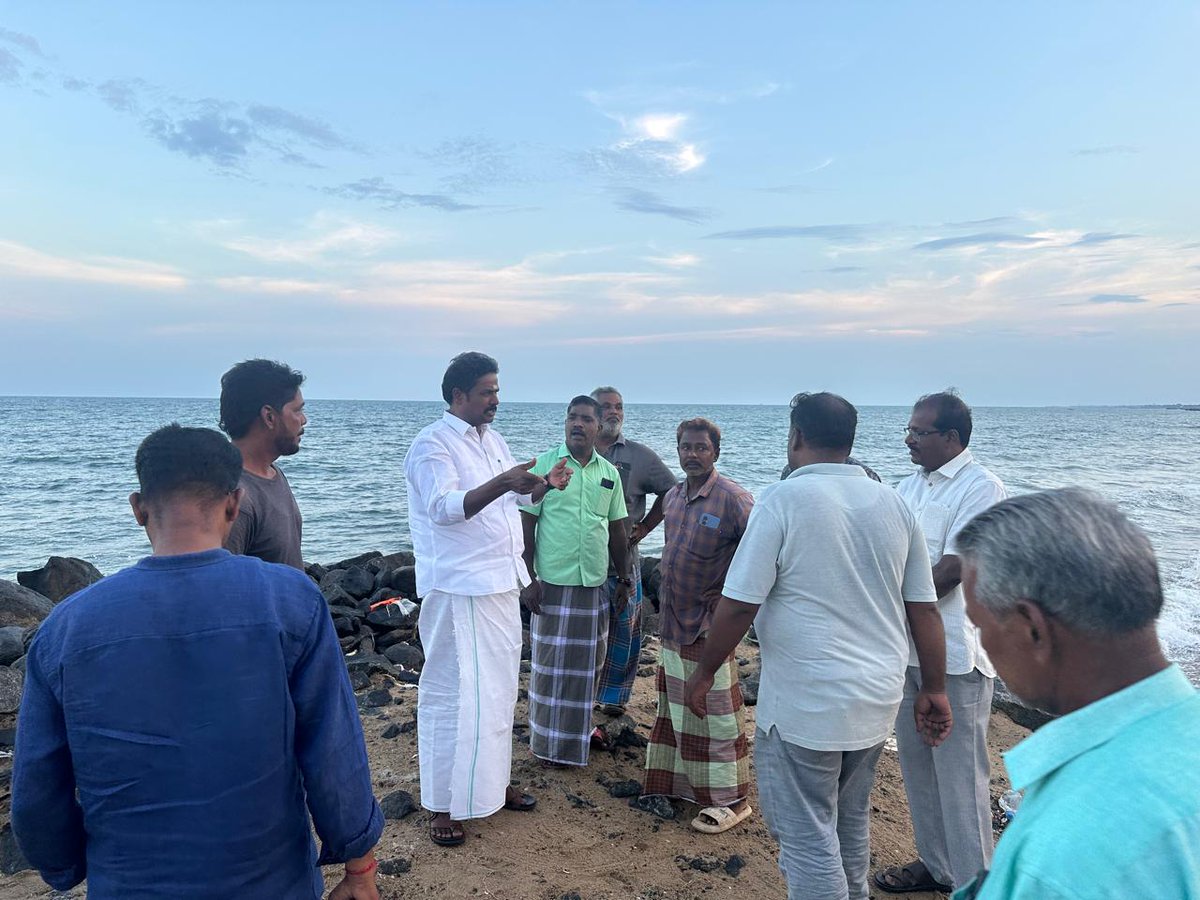 Pmlkkalapetpdy's tweet photo. காலாப்பட்டு தொகுதி சின்னக்காலாப்பட்டு மீனவ கிராமத்தில்  நடைபெறும் கடலரிப்பு தடுப்பு பணிகளை மாண்புமிகு சட்டமன்ற உறுப்பினர் திரு.P.M.L.கல்யாணசுந்தரம அவர்கள் நேரில் பார்வையிட்டு அப்பகுதி மக்களிடம் மேலும் செய்ய வேண்டிய பணிகள் தொடர்பாக அதிகாரிகளுடன் ஆலோசனை மேற்கொண்டான். https://t.co/BZBqW7Mm4q
