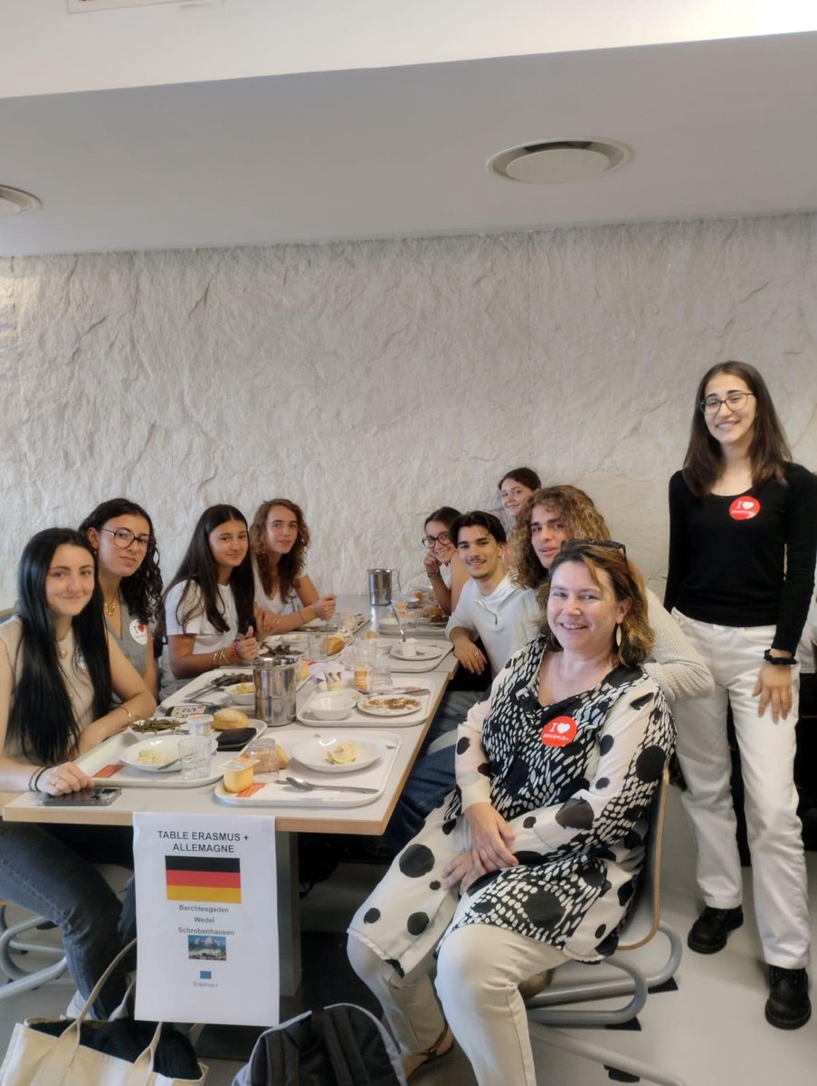 [ERASMUS DAYS] 🌏

Et c’est parti pour les Erasmus Days avec la 2è édition des « Tables Erasmus » réunissant les élèves de Terminale partis en mobilité et les élèves de Première sur le point de partir en immersion dans un lycée européen.🇩🇰🇦🇹

#ErasmusDays #erasmus+ #ErasmusPlus