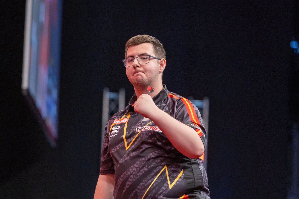 Mention honorable à Luke Littler 🏴󠁧󠁢󠁥󠁮󠁧󠁿 (😅) et Sebastian Białecki 🇵🇱 , éliminés en demi-finale des Championnats du Monde Junior 🏆 🌍, auteurs de gros parcours et notamment le Polonais 🇵🇱 qui a réalisé plusieurs comebacks ! 

#lequipeFLECHETTES