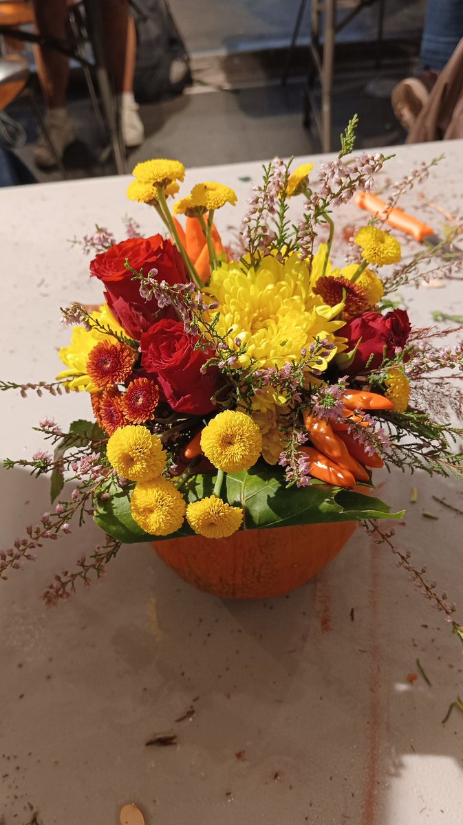 Abans i després del taller floral centres de #tardor a l'espai Boqueria amb la gran florista Lidia.
Moltes gràcies <a href="/GremiFloristesc/">Gremi Floristes</a> i <a href="/AmicsdeLaRambla/">Amics de La Rambla</a> 
#FestadelRoser #LaRambladelesFlors