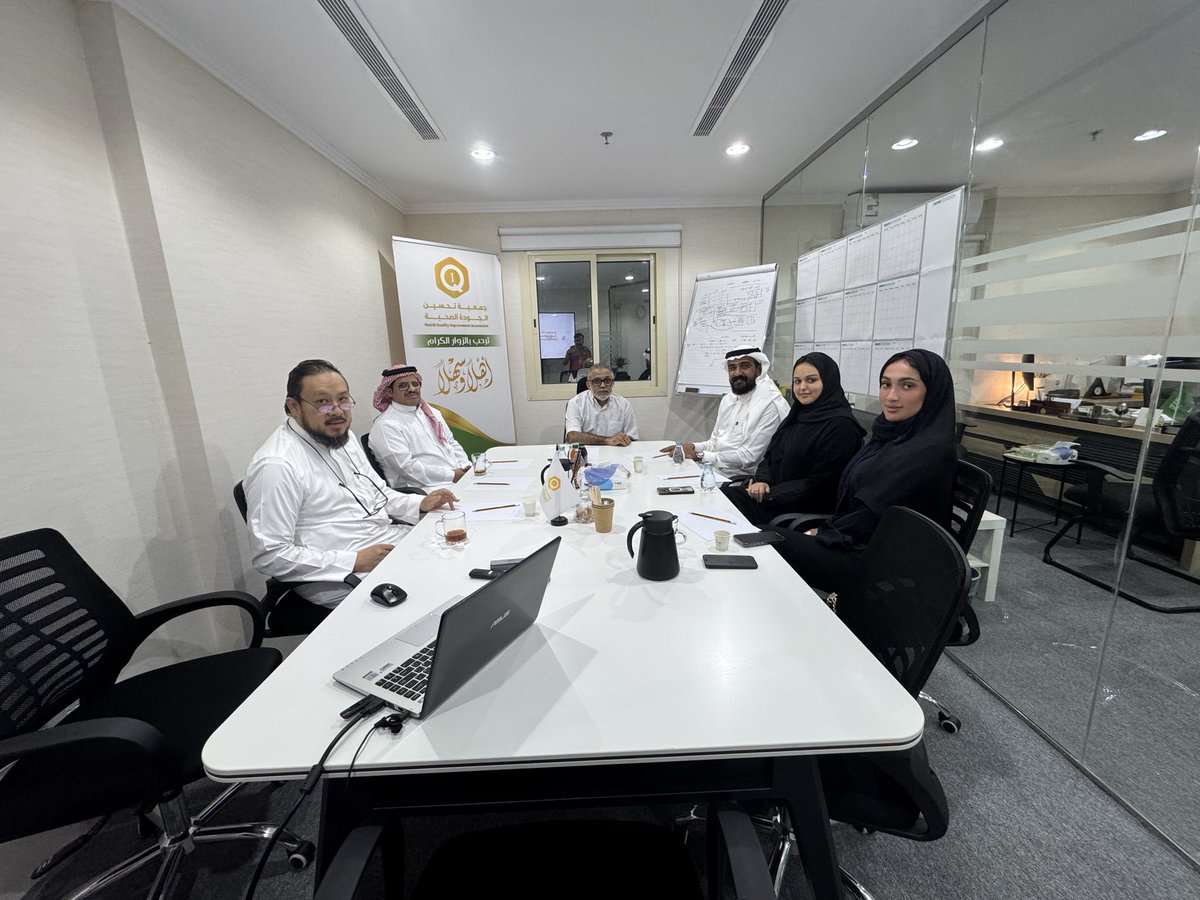 HealthqualityIa's tweet photo. زيارة رئيس اللجنة الصحية والدوائية بغرفة مكة التجارية بمقر جمعية تحسين الجودة الصحية. 

قام رئيس اللجنة الصحية والدوائية بغرفة مكة التجارية  الأستاذ /محمد باحكيم وأعضاء اللجنه المرافق له بزيارة إلى جمعية تحسين الجودة الصحية وكان باستقباله سعادة رئيس مجلس إدارة الجمعية الدكتور /فريد رجب بوقري 
ونائب رئيس مجلس الإدارة الأستاذ / محمد الشهري. 
وأعضاء مجلس الإدارة الدكتور / خالد القرشي والدكتور /  أيمن مندورة والمدير التنفيذي الدكتور/ عادل أبونواس. 

وتم باللقاء استعراض أوجه التعاون المشترك بين اللجنة الصحية والدوائية بالغرفة التجارية وجمعية تحسين الجودة الصحية،ومناقشة اهم التحديات والفرص التي تخدم الجانبين.