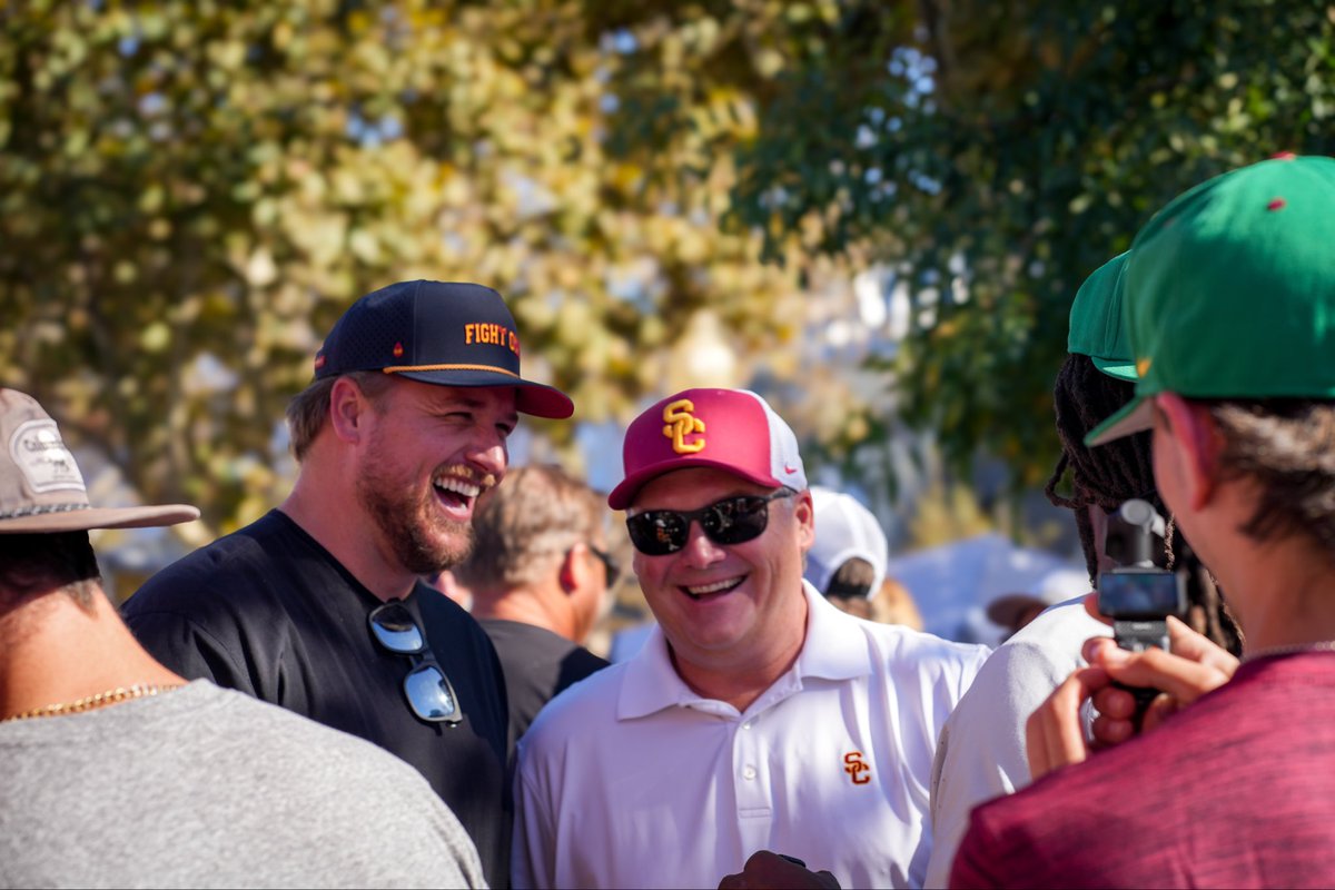 Vibes: elite ✨
Company: legendary 🏆
Game: iconic 🏟️

Add it all up and you’ve got an epic weekend of Trojan football ✌️