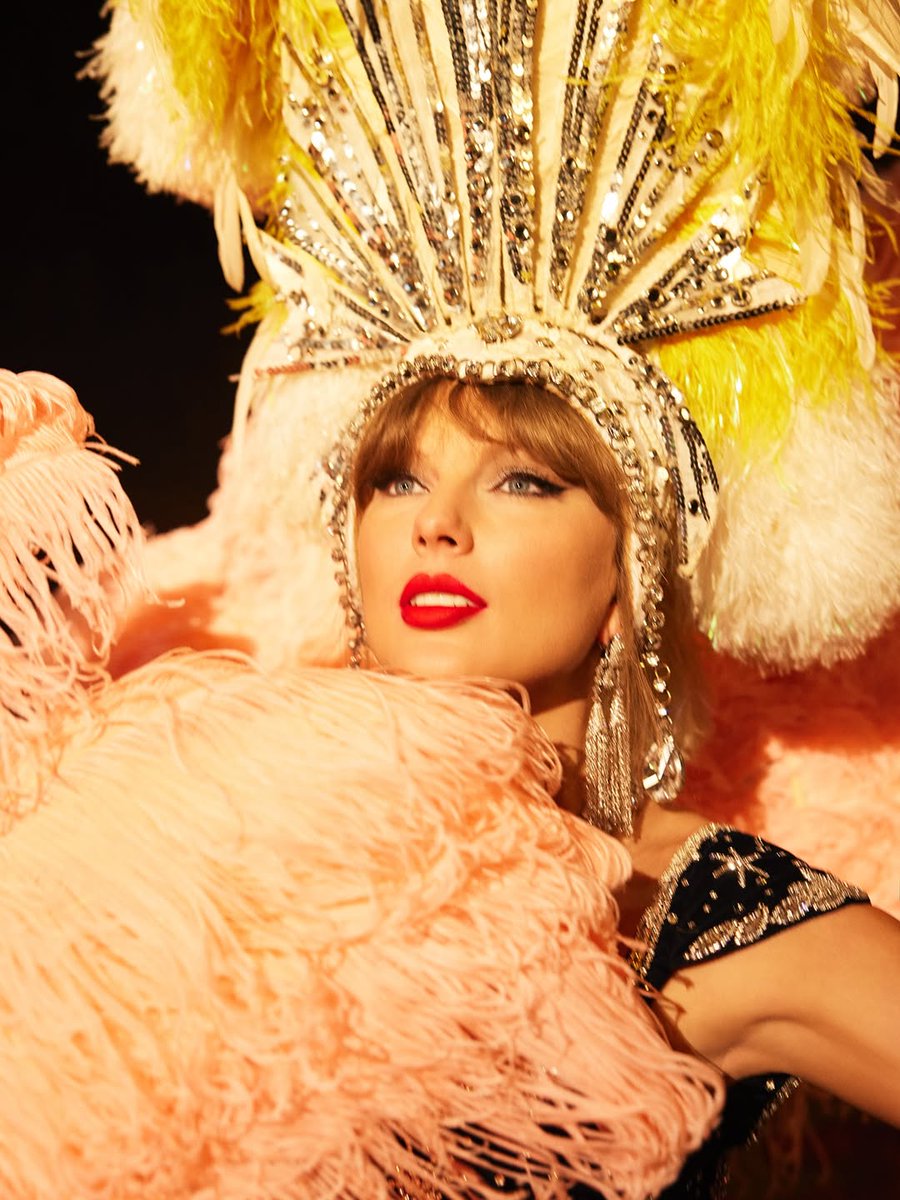 taylorswiftbr's tweet photo. “Nunca esquecerei o quão animada fiquei em 2006, quando meu primeiro álbum vendeu 40.000 cópias na primeira semana. Eu tinha 16 anos e não conseguia nem imaginar que tantas pessoas se importariam o suficiente com minha música para investir seu tempo e energia nela. Desde então, tentei conhecer e agradecer o máximo de pessoas que pude que me deram a chance de perseguir esse sonho insano. Aqui estamos todos esses anos depois e 100x mais pessoas apareceram para mim esta semana. Tenho 4 milhões de agradecimentos que quero enviar aos fãs e 4 milhões de motivos para me sentir ainda mais orgulhosa deste álbum do que já estava. Obrigada por saírem para celebrar este projeto nos cinemas, investirem em vinil, streaming, assistirem ao vídeo, comprarem CDs, lerem os poemas que escrevi dentro da embalagem e mergulharem em 'The Life of a Showgirl'. Vou guardar esse sentimento para sempre. Simplesmente uau. Obrigada pelo lindo buquê 💐 ”

– Taylor Swift via Instagram. 🥺