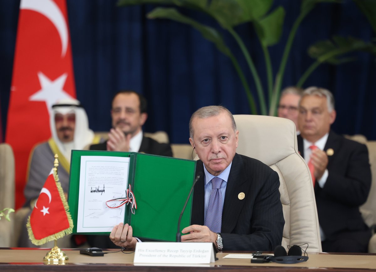 anadoluajansi's tweet photo. Cumhurbaşkanı Erdoğan, Mısır'da düzenlenen Şarm el-Şeyh Anlaşması imza törenine katıldı https://t.co/YW5EEFy2dK https://t.co/oXpvTcFfxi