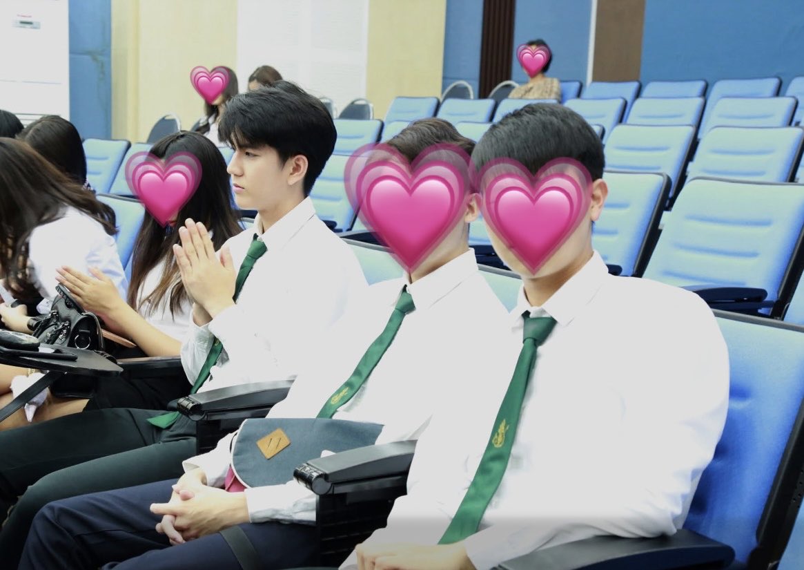 noitookwan's tweet photo. ซีหล่อมาตลอดอ่ะ ถ้านี่อยู่มอเดียวกัน ตอนนั้นก็คงคิดเหมือนกันว่าคนนี้คงได้เป็นดาราแน่ ออร่ามันพุ่ง แบบผู้คนหลากหลาย but baby you look so shine ไม่เข้าใจทำไมซีบอกตอนเด็กๆตัวเองขี้เหล่ ฮีไม่มียุคมืดเลยด้วยซ้ำ😭 เบ้าพระเจ้าสร้างสุดๆ #SeaTawinan #sea_tawinan https://t.co/AEQmUIxyWH
