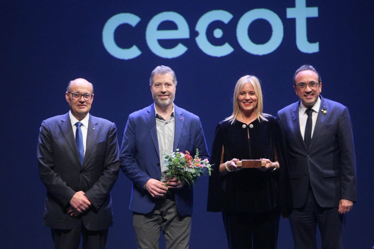 🏆💼 La Unió de Botiguers de Reus, representats per la seva presidenta, Rosa Maria Lucas i Albert Espasa, tresorer-secretari, rep el guardó de reconeixent a l'impuls de l'associacionisme empresarial a la 30a edició de la #NitCecot

👉diarideterrassa.com/economia/gremi…