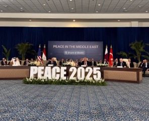 Şarm el-Şeyh Barış Anlaşması, barış masasında ki 4 ülkeden biri Türkiye 🇹🇷 

Cumhurbaşkanı Erdoğan, Mısır'daki tarihi zirvede Gazze'de kalıcı barış için Niyet Beyanı'na imza attı. 

Türkiye kınamaktan başka bir şey yapmıyor.Erdoğan ne yapıyor diyenlere ..bu foto size kapak olsun