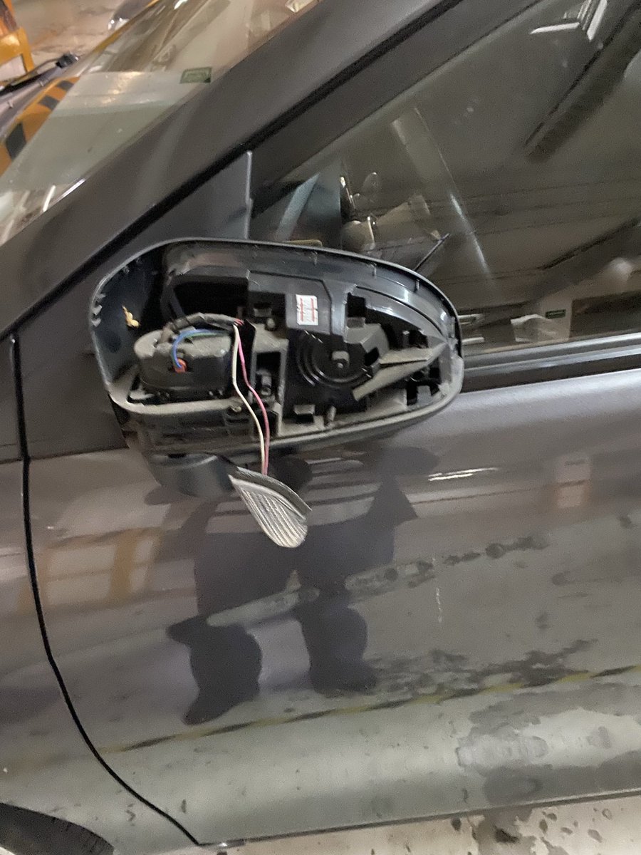 .<a href="/lavartex/">Lavartex</a> un vehículo de su compañía con placas L681674, unidad 81-674 al circular en Dr. Martinez del Río, pasó por un espacio en el que no cabía , en vez de esperar, y arrancó mi espejo retrovisor. Se dio a la fuga a pesar de que les toqué el claxón. Exijo la reparación