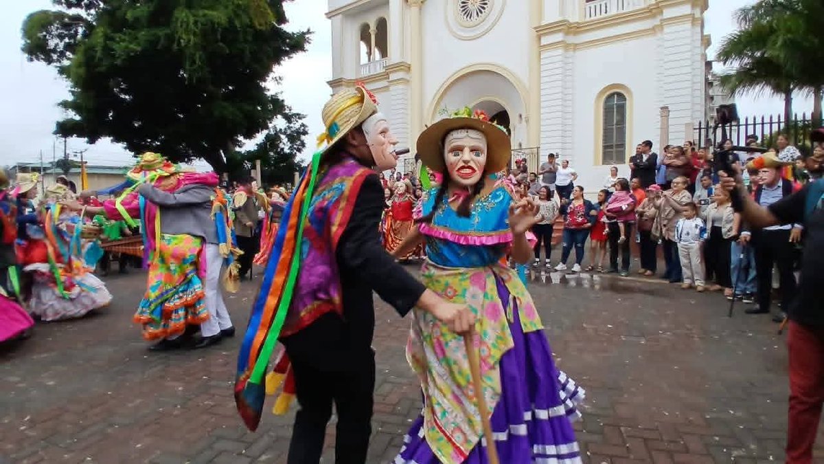 🎭 El Viejo y La Vieja tomaron las calles de Diriamba 🇳🇮.

Una danza que mezcla humor y resistencia, recordando las raíces coloniales y el espíritu crítico del pueblo nicaragüense