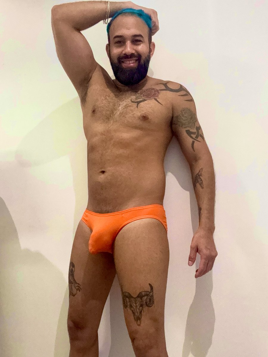 “Entre tanto ruido, prefiero ser el susurro que te enciende.”