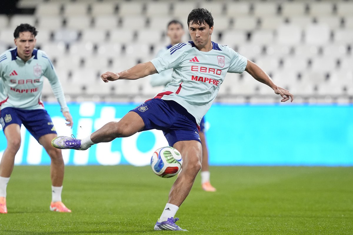 ☔️ 𝗘𝗡𝗧𝗥𝗘𝗡𝗔𝗡𝗗𝗢 𝗕𝗔𝗝𝗢 𝗟𝗔 𝗟𝗟𝗨𝗩𝗜𝗔.

🇫🇮 Todo listo para medirnos mañana a Finlandia.

¡Nos vemos en Castalia, Castellón!

#NuestraBase | #U21EURO