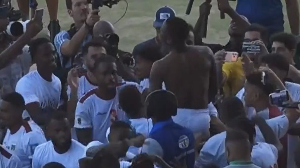 REPUBLIKA ZIELONEGO PRZYLĄDKA NA MUNDIALU! 
✅Najmniejszy powierzchniowo kraj na MŚ - ponad 2x mniejszy, niż województwo opolskie. Ponad 1000 km2 mniejszy, niż 🇹🇹
✅Drugi najmniej ludny kraj w historii MŚ - po Islandii w 2018 (352k🇮🇸 - 524k🇨🇻)

Piękna, egzotyczna historia :)