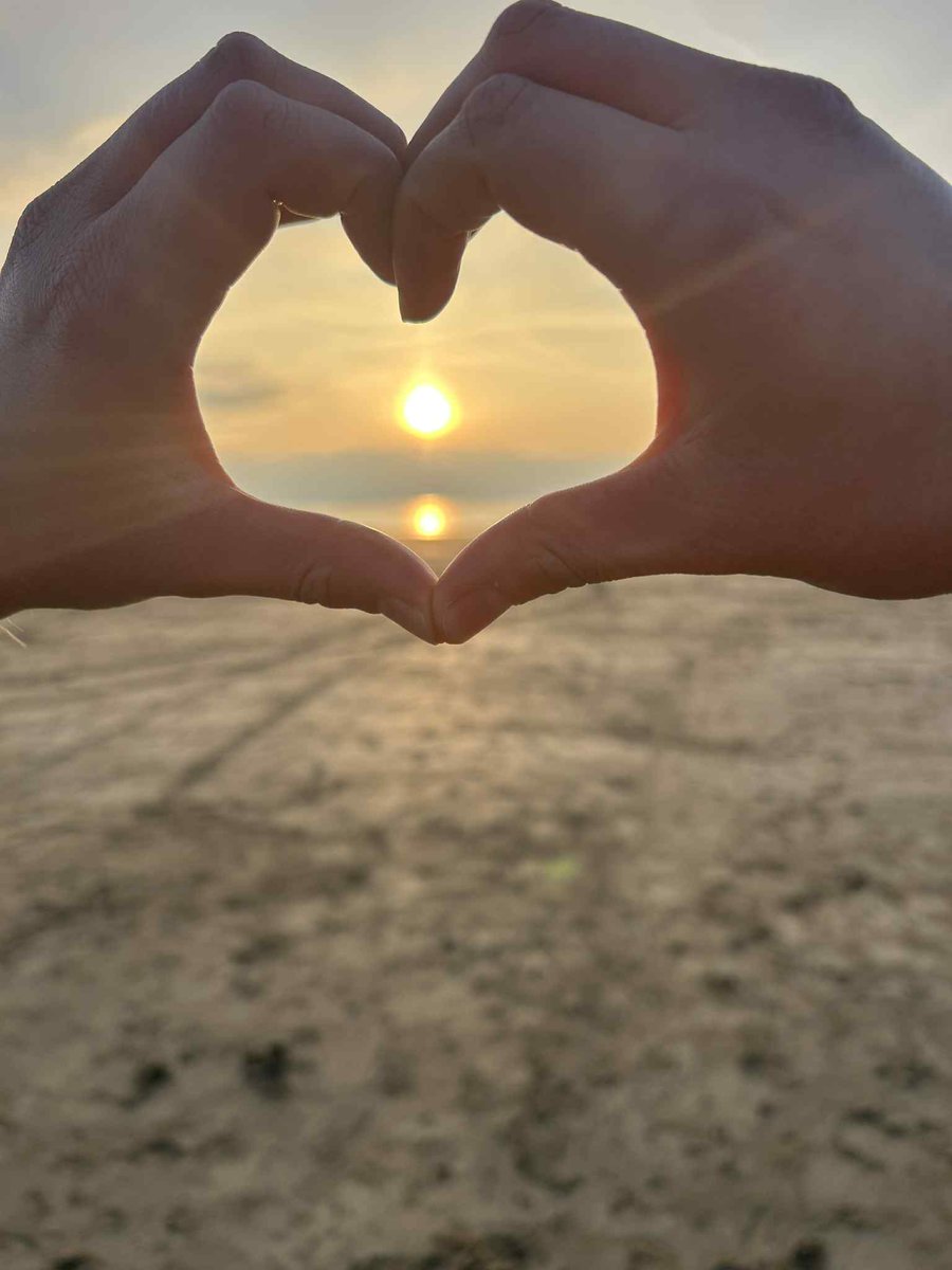 What a night 💛 Huge love to @grahamcullisartist for creating such a beautiful, harmonious event — art, sea &amp; community united to stand against loneliness and support mental health. 🌅🌊✨
#SplatAndSplash #SilbersCIC #MentalHealthAwareness #CommunityHealing #WhitesandsBeach