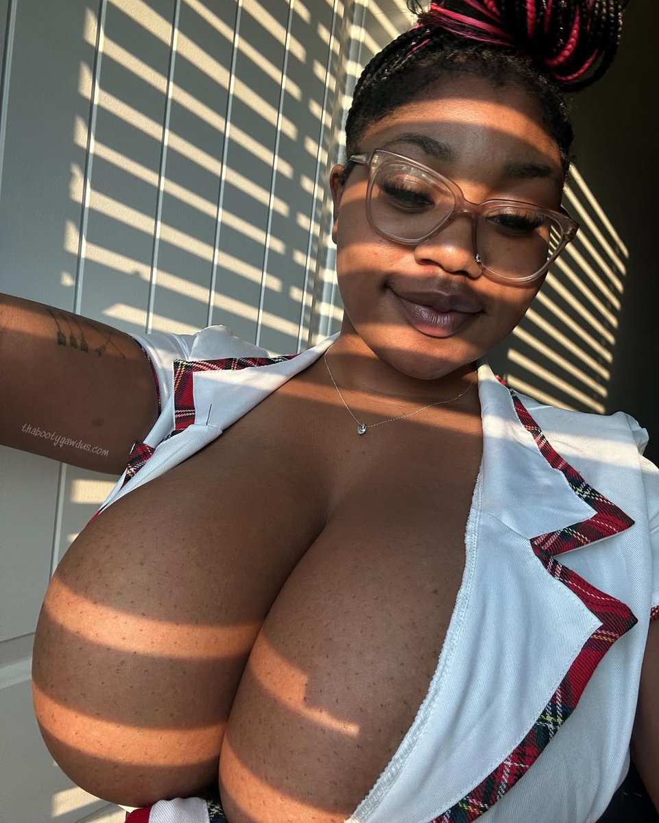 elizabethnu6's tweet image. Big rack lovers 🤭😋