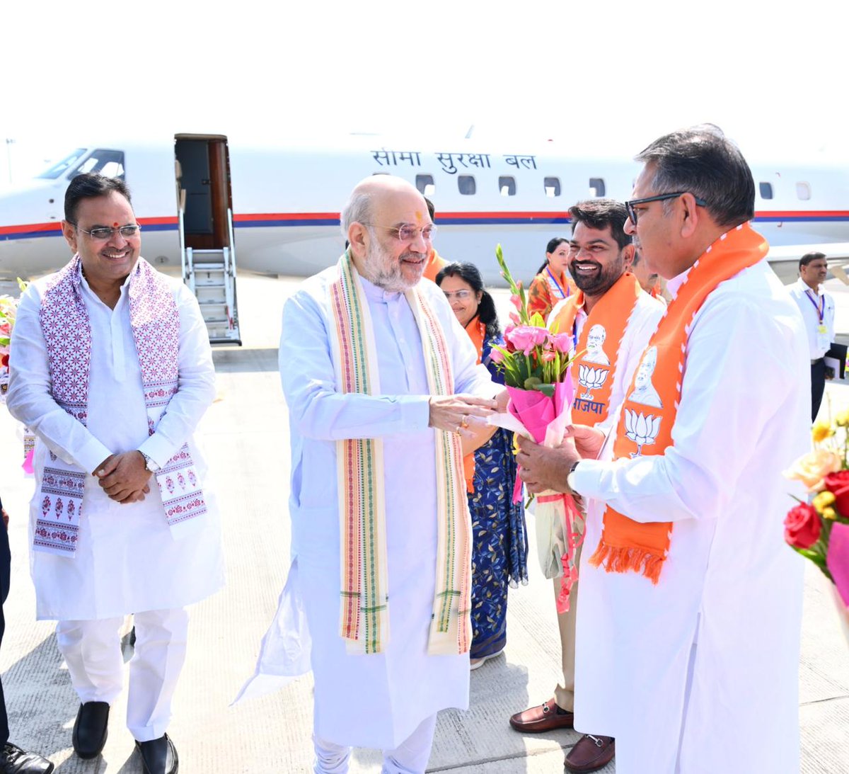 यह तस्वीर आज की है। गृहमंत्री जयपुर आए थे। लेकिन हंस सब रहे हैं। #पोलटॉक #polltalk