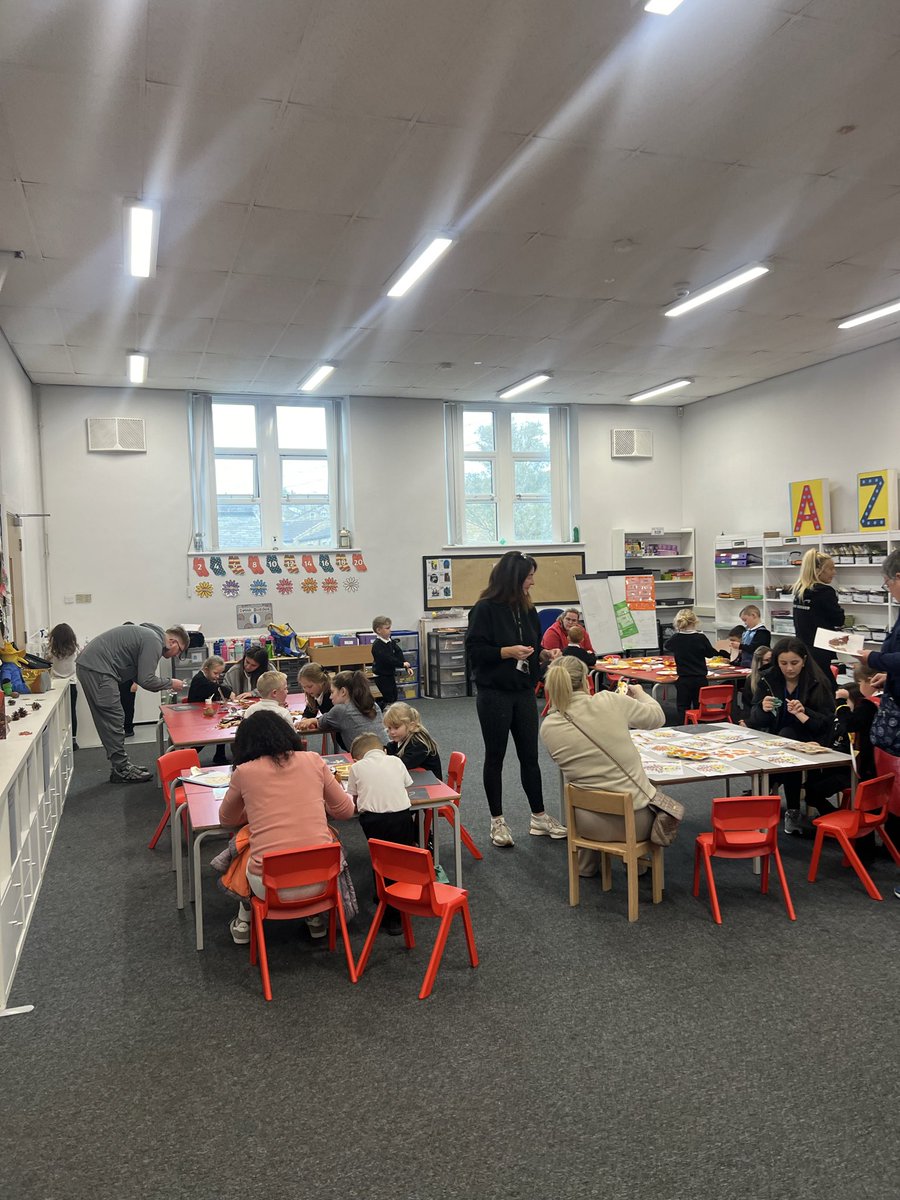 ThorpeBradford's tweet image. Reception enjoyed an autumn craft afternoon with their parents and carers. lovely opportunity to explore seasonal themes and get creative together. Thank you to all the parents who joined us!🌟@CATAcademyTrust #CartonCares #EYFS #ExpressiveArt