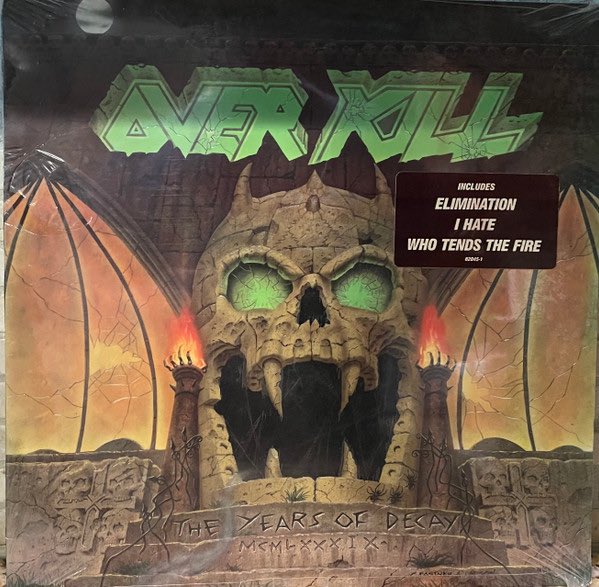 RockOthers's tweet image. #AlmanaccoRock by @FabioLisci
#OnThisDay #Overkill 
13 ottobre 1989 – Gli Overkill pubblicano The Years of Decay, quarto album in studio.

Prodotto da Terry Date, il disco segna un’evoluzione nel suono della band: sempre aggressivo, ma più strutturato e maturo, con brani più