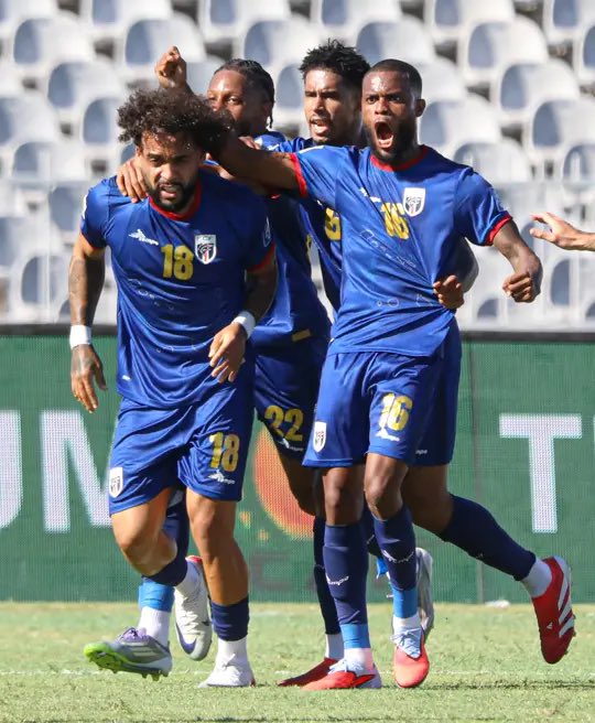 🇨🇻🏆

- Tem pouco mais de 500 mil habitantes

- Não há relvados naturais

- Cada uma das 9 das 10 ilhas habitadas realiza um torneio cujo vencedor se apura para o campeonato nacional (amador)

Por outras palavras, o apuramento de Cabo Verde para o Mundial é um milagre
