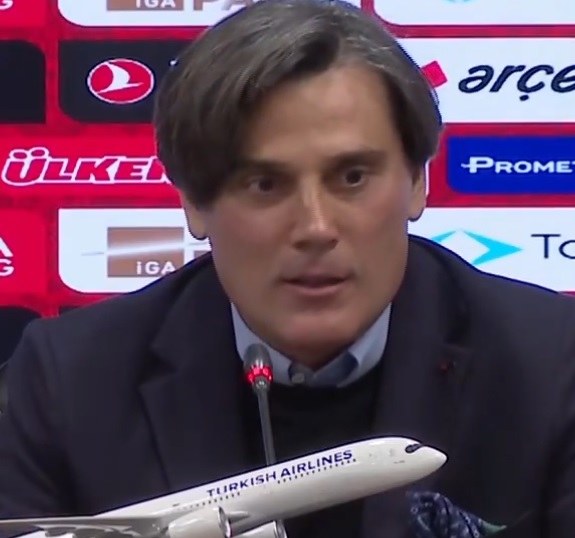 futbolarena's tweet photo. Vincenzo Montella: "Berke Özer yaptığı açıklamada üstü kapalı bir şekilde milli takıma çağrılan oyuncuların kulüplere göre seçildiğini söyledi. Berke Özer'e milli takım daveti gittiği zaman Eyüpspor'da oynuyordu. Ayrıca yine öyle olsaydı ABD kampındaki maçlarda Berke'yi oynatmazdım. Bu yüzden yaptığı açıklamadan dolayı hayal kırıklığına uğradım. Burası milli takım. Kimsenin garantisi yok."