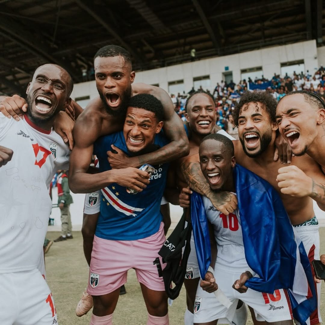 LA HISTORIA DE CABO VERDE 🇨🇻, EL PAÍS QUE DEBUTARÁ EN UN MUNDIAL EN 2026

📌Es un archipiélago de África
📌Se independizó de Portugal en 1975
📌Tiene alrededor de 525.000 habitantes
📌La mayoría de los caboverdianos viven en el exterior
📌A principios de este siglo, la Federación