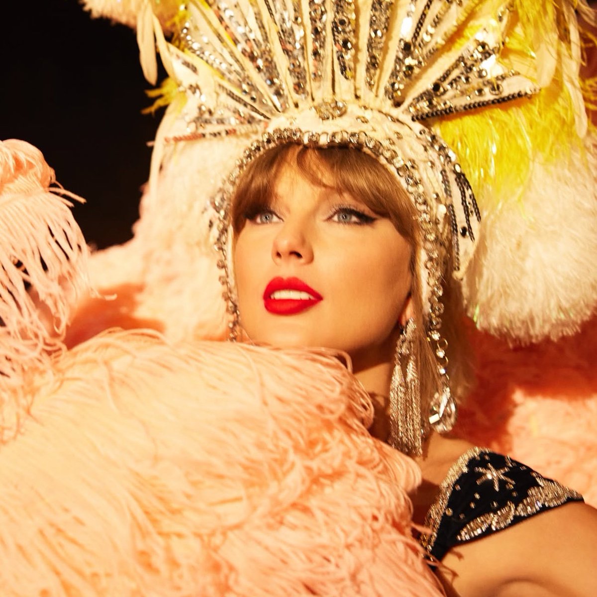 chartdata's tweet image. Taylor Swift becomes the first artist in history to simultaneously occupy the entire top 10 on the Hot 100 on three occasions (@taylorswift13).
