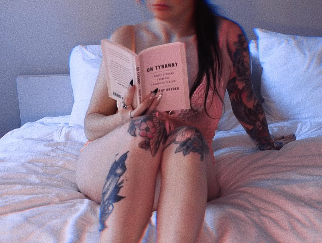 PaulaF8t's tweet image. No Thirsttraps today.. It's Monday n a serious mood 🤫😌 #nerdcore #booktwt