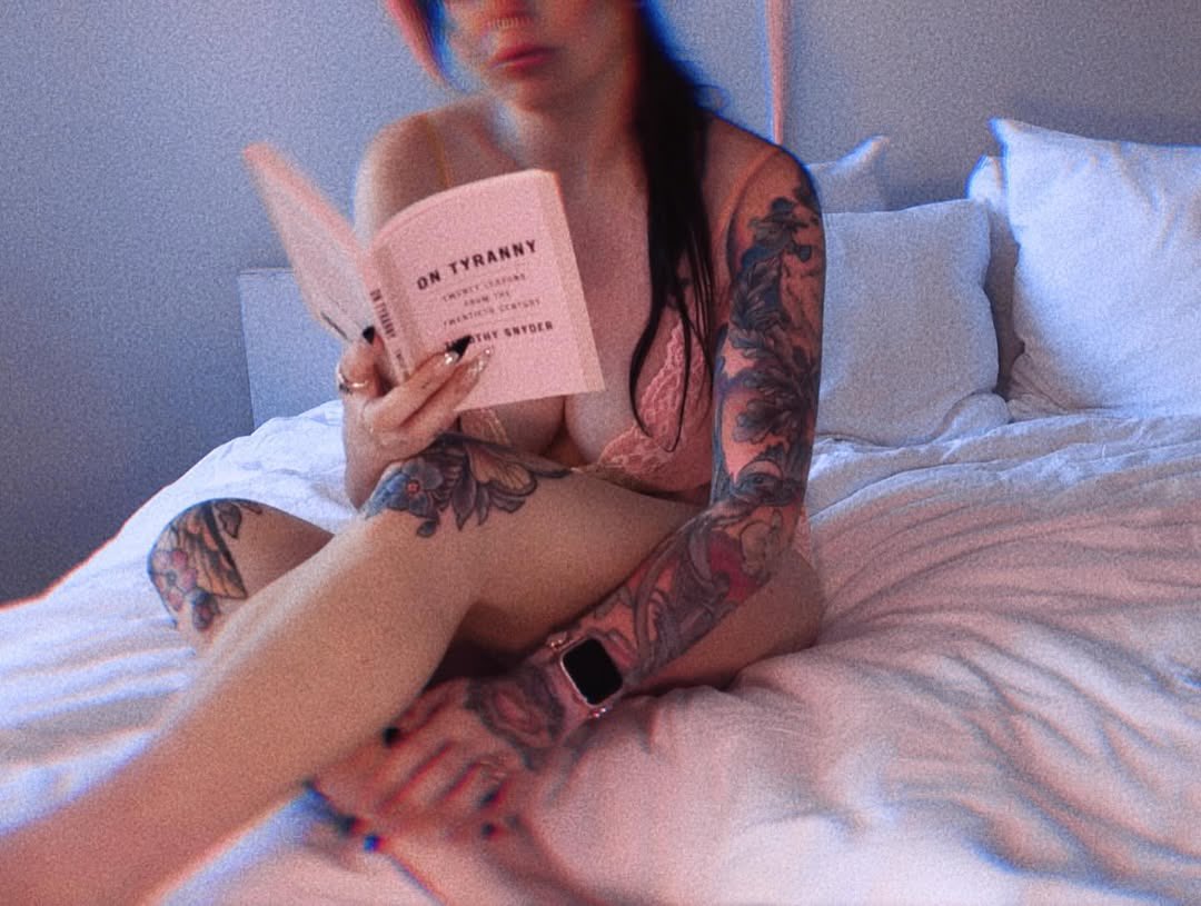 PaulaF8t's tweet image. No Thirsttraps today.. It's Monday n a serious mood 🤫😌 #nerdcore #booktwt