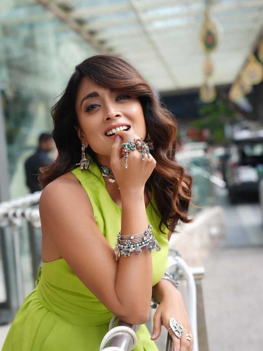 Weekendvibes_'s tweet image. Shriya Saran ✨💚

#Shriya #ShriyaSaran