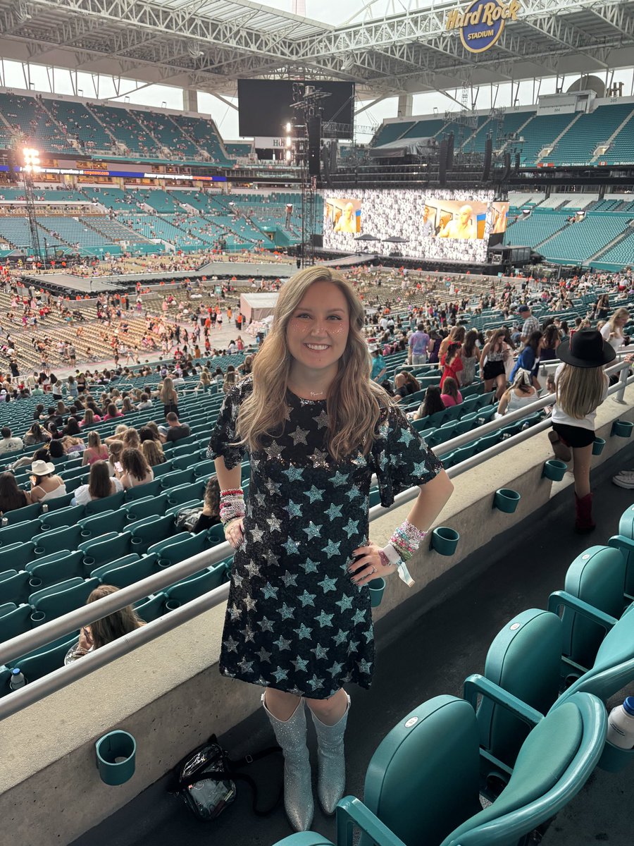 amy_lew14's tweet photo. @taylornation13 Happy to play a *tiny* part in our Showgirl's record breaking streak 🥹💯 #TSTheLifeofaShowgirl "TSTheErasTour https://t.co/Qofl5JRDE8