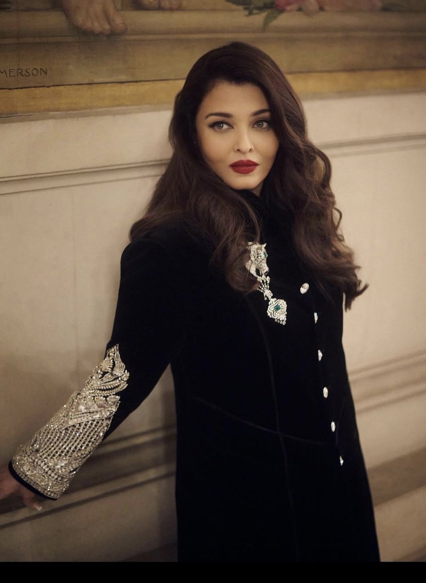 Anabia1yz's tweet image. Aishwarya Rai Bachchan Steals the Show at Paris Fashion Week 2025!
Aishwarya Rai Bachchan turned heads in Paris, owning the runway in a chic black sherwani. Her mesmerizing presence left the audience spellbound!
#AishwaryaRai #ParisFashionWeek2025 #IconicStyle #BollywoodQueen