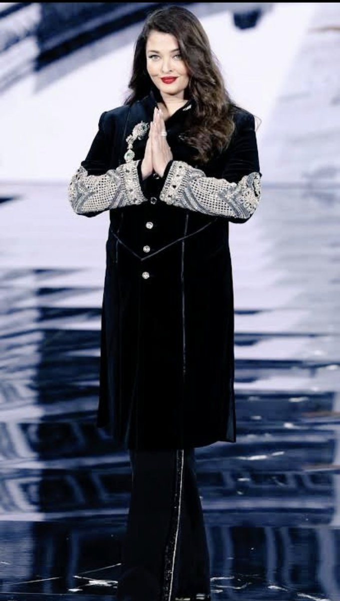 Anabia1yz's tweet image. Aishwarya Rai Bachchan Steals the Show at Paris Fashion Week 2025!
Aishwarya Rai Bachchan turned heads in Paris, owning the runway in a chic black sherwani. Her mesmerizing presence left the audience spellbound!
#AishwaryaRai #ParisFashionWeek2025 #IconicStyle #BollywoodQueen