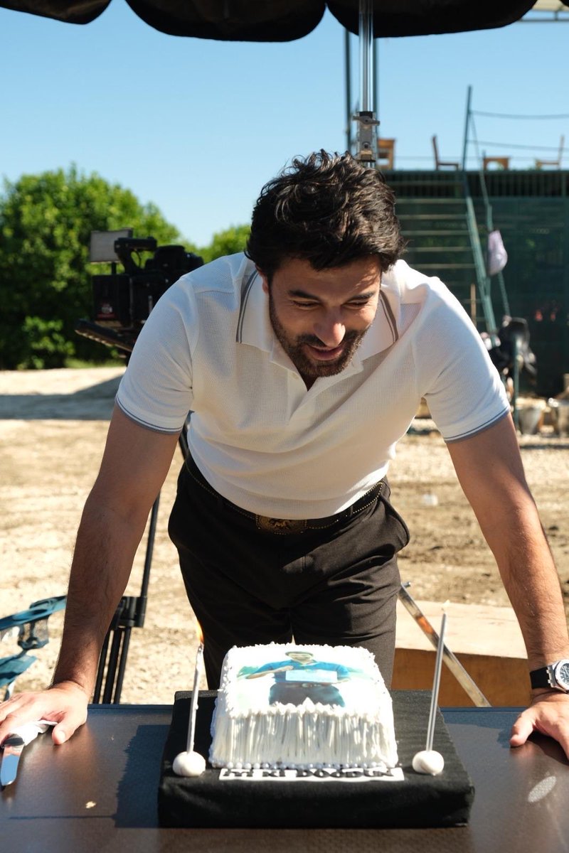 EnginAkyrkFC's tweet image. من الاحتفال بعيد ميلاد انجين اكيوريك في موقع تصوير مسلسل الأراضي الخصبة
#BereketliTopraklar #EnginAkyürek
#ÖmerBereketOğlu