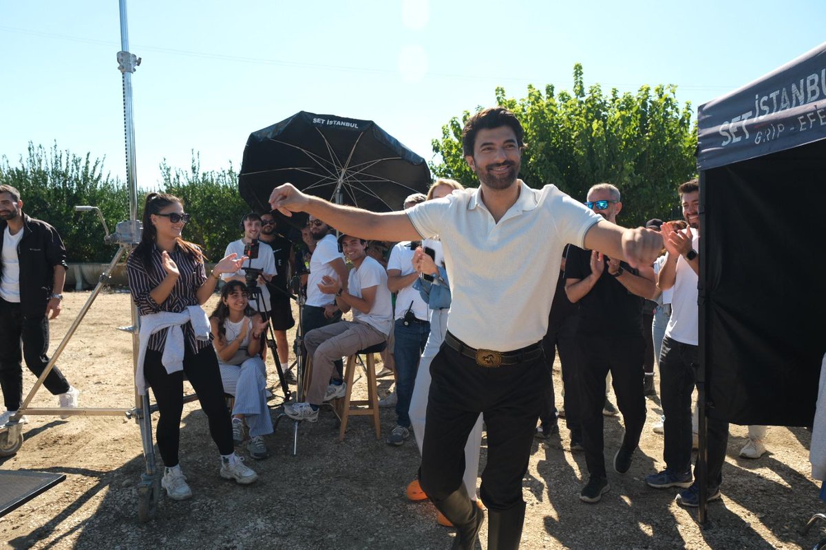 beklenenkral's tweet image. #BereketliTopraklar'da abi-kardeş olan Ömer ve Salih’e hayat veren Engin Akyürek ve Yiğit Koçak, sette de bu samimiyeti sürdürerek eğlenceli anlar yaşadı. Kutlama sonrası iki oyuncu, yapım ekibi ve rol arkadaşlarıyla birlikte objektiflere poz verdi.
Başarılı oyuncu Engin…
