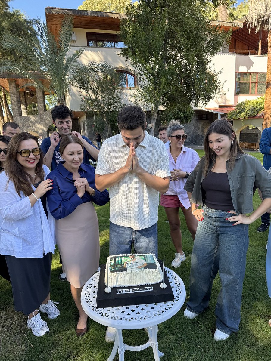 beklenenkral's tweet image. #BereketliTopraklar'da abi-kardeş olan Ömer ve Salih’e hayat veren Engin Akyürek ve Yiğit Koçak, sette de bu samimiyeti sürdürerek eğlenceli anlar yaşadı. Kutlama sonrası iki oyuncu, yapım ekibi ve rol arkadaşlarıyla birlikte objektiflere poz verdi.
Başarılı oyuncu Engin…