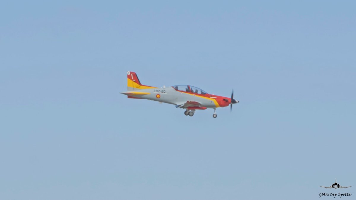 #BuenasTardes
Llegada de #aeronaves a la #BaseAerea #Getafe 
#12Octubre #DiadelaHispanidad 

✈️
#Pilatus #PC21 #AGA  en accion.
✈️

<a href="/EjercitoAire/">Ejército del Aire y del Espacio</a> <a href="/AmigosMuseoAire/">Asociacion Amigos del Museo del Aire</a>
#SomosElAire #DFN25
#Hispanidad2025 #DiaDeLaFiestaNacional
#aviation

📷 Cortesía de nuestro socio Genadio <a href="/GGmarcep/">GMarCep</a>