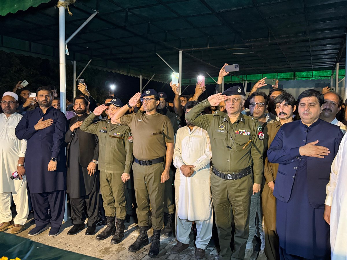 OfficialDPRPP's tweet photo. مسلح جتھوں کی فائرنگ سے جام شہادت نوش فرمانے والے ایس ایچ او فیکٹری ایریا شیخوپورہ شہزاد نواز کی نماز جنازہ ڈسٹرکٹ پولیس لائنز  شیخوپورہ میں ادا کر دی گئی۔ آئی جی پنجاب ڈاکٹر عثمان انور، آر پی او شیخوپورہ اطہر اسماعیل سمیت دیگر سینئرافسران کی نماز جنازہ میں شرکت۔ پولیس کے چاک و چوبند دستے نے شہید کے جسد خاکی کو گارڈ آف آنر پیش کیا۔
آئی جی پنجاب نے شہید کے جسد خاکی پر پھول چڑھائے، روح کے ایصال ثواب کیلئے فاتح خوانی کی، شہید کے والد اور بھائی سے ملاقات، شہید کی عظیم قربانیوں کو خراج عقیدت پیش کیا،
مسلح جتھوں کو امن و امان میں خلل کی اجازت ہر گز نہیں دی جائے گی۔ شہید کے خاندان کی فلاح و بہبود کا ہر ممکن خیال رکھا جائے گا۔ آئی جی پنجاب ڈاکٹر عثمان انور1/3
#PunjabPolice #SalamPolice #PoliceMartyrs #Sacrifice #Martyrs #RealHeroes #Bravery #Salute